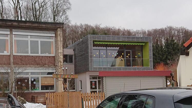 Die Kindertagesstätte (r.) ist mit der Grundschule (l.) zusammengebaut. Die Turnhalle wird von Kita und Schule   benutzt.   Foto: Petra Malbrich