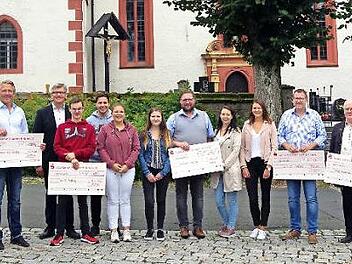 Die Neufanger Burschen und ihre tüchtigen Helferinnen spendeten 2000 Euro für wohltätige Zwecke in ihrem Heimatort.  Foto: Heike Schülein