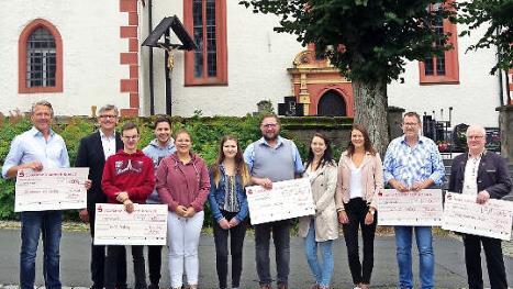 Die Neufanger Burschen und ihre tüchtigen Helferinnen spendeten 2000 Euro für wohltätige Zwecke in ihrem Heimatort.  Foto: Heike Schülein