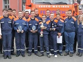 Bild der Gewinnermannschaften von links Kreisbrandrat Timm Vogler, MdB Emmi Zeulner, Landrat Christian Mei&szlig;ner, B&uuml;rgermeister Marktzeuln Gregor Friedlein-Zech, Feuerwehrreferent Roland Lowig. Weiter von rechts nach links: stellvertretender Landrat Helmut Fischer, Jugendbeauftragter Roland Dauer, Kreisjugendleiter Timo Schamberger, B&uuml;rgermeister Altenkunstadt Robert H&uuml;mmer, Jugendbeauftragter im Kreis Thomas M&uuml;ller und Zweiter B&uuml;rgermeister Bad Staffelstein Hans-Josef Stich. Fotos: Roland Dietz