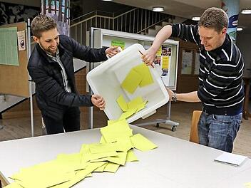 Auszählung am Sonntagabend im Gymnasium Casimirianum: Alexander Krebs und Robert Orendt leeren die Urne mit den Stimmzetteln der Oberbürgermeisterwahl. Foto: Barbara Herbst