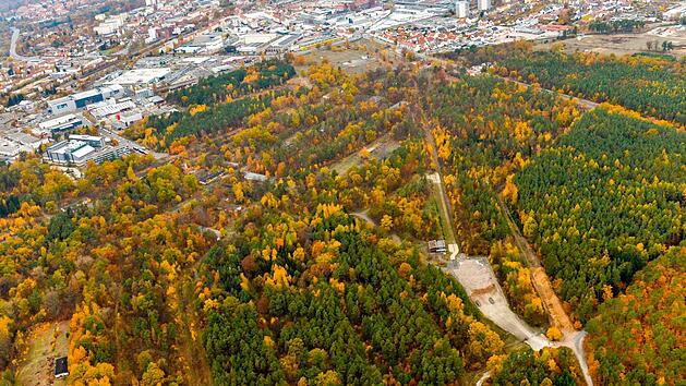 Aus der Luft wird deutlich, wie hier die baulichen Zeugnisse der Muna-Geschichte und Wald ineinander &uuml;bergehen. Foto: Ronald Rinklef