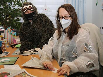 Faschingskostüme aus Zeitungspapier: Melanie Dippold zeigt, wie's geht.