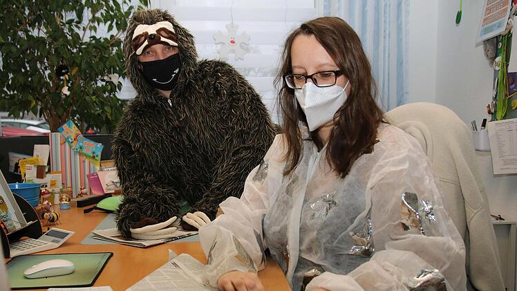Faschingskostüme aus Zeitungspapier: Melanie Dippold zeigt, wie's geht.