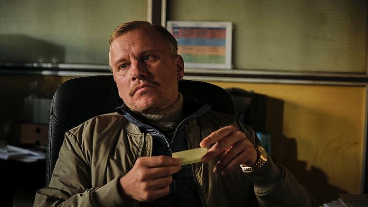 Logistikunternehmer Benjamin Menz (Robert Stadlober) k&ouml;nnte in den Fall verwickelt sein. Sein - angeblich gestohlener - Transporter hat das Opfer &uuml;berfahren.