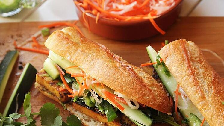 Das B&aacute;nh m&igrave;, Vietnams ber&uuml;hmter Streetfood-Klassiker mit knusprigem Baguette, frischen Kr&auml;utern und herzhaftem Belag, bekommt man bei Ngoan Streetfood.