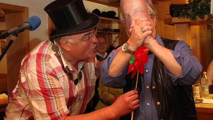 Schürzenjäger-Präsident  Karl-Heinz Krüger (links) bringt das rote Windrad von  Bürgermeister Hermann Anselstetter  (Philipp  Simon Goletz) beim Derblecken im "Gasthof zum wilden Mann" in  Schwung.  Fotos: Alexander  Hartmann