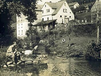 Die Schmittrainer Mühle vom Wasser aus gesehen, die Männer im Vordergrund waren vermutlich Kurgäste. Fotos: Archiv Jürgen Hüfner