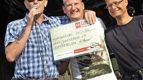 Lohn für den Wettsieger: 500 Euro vom Fränkischen Tag. Von links Organisator Beier, Frank Rubner und Tobias Kindermann (FT). Foto: Anna Püls