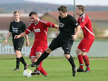 Beim 2:0-Hinspielsieg gab der SV Buckenhofen (rote Trikots) gegen den FC Strullendorf eine gute Figur ab.  Foto: sportpress