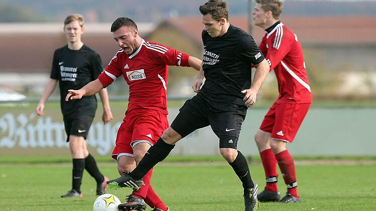 Beim 2:0-Hinspielsieg gab der SV Buckenhofen (rote Trikots) gegen den FC Strullendorf eine gute Figur ab.  Foto: sportpress