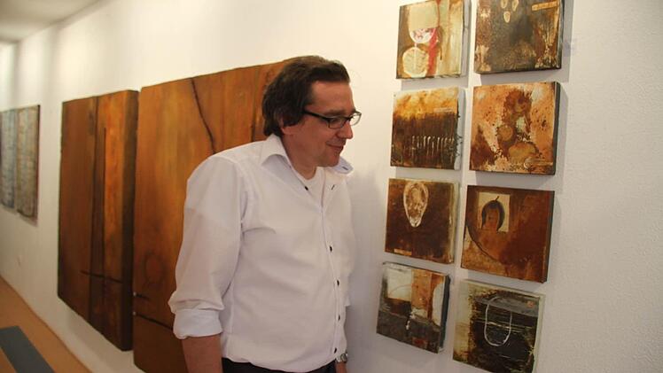 Kunstlehrer Andreas Schobert hat nicht nur rostige Großgemälde geschaffen, sondern auch kleine Formate "rosten" lassen.