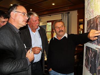 Einblick in die Planung: Am Mittwoch informierte der Netzbetreiber Tennet alle interessierten Bürger der Region über einen möglichen Verlauf der geplanten Trasse zur Stromversorgung zwischen Schwandorf und Redwitz. Unter ihnen auch Bürgermeister Christian Mrosek (Mitte). Foto: Gerda Völk