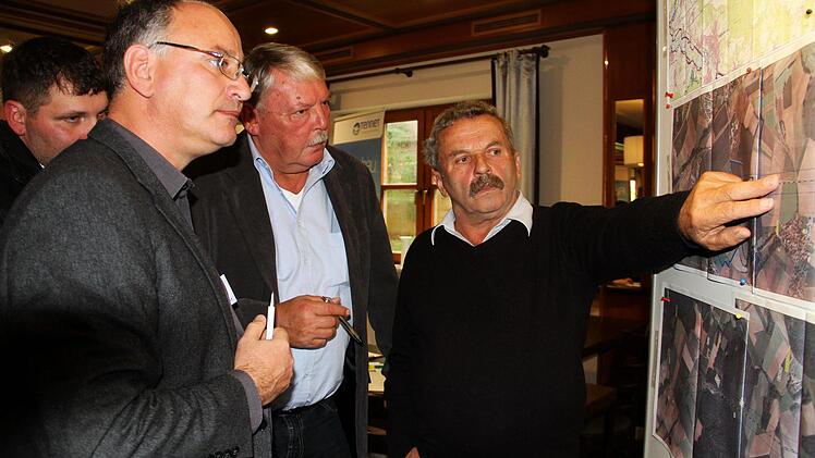 Einblick in die Planung: Am Mittwoch informierte der Netzbetreiber Tennet alle interessierten Bürger der Region über einen möglichen Verlauf der geplanten Trasse zur Stromversorgung zwischen Schwandorf und Redwitz. Unter ihnen auch Bürgermeister Christian Mrosek (Mitte). Foto: Gerda Völk