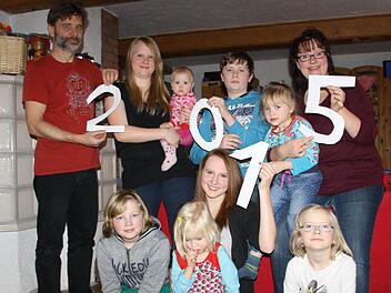 Anja (rechts) und Steffen (links) Schelauske sind zum ersten Mal mit acht Kindern in ein neues Jahr gestartet: 2014 kam die kleine Helene (3. von rechts) bei einer Hausgeburt zur Welt, zudem gehören zur Familie (hinten, von links) Jenny, Tobias und Merle sowie (vorne) Max, Greta, Sophia und Fiona. Foto: Ralf Ruppert