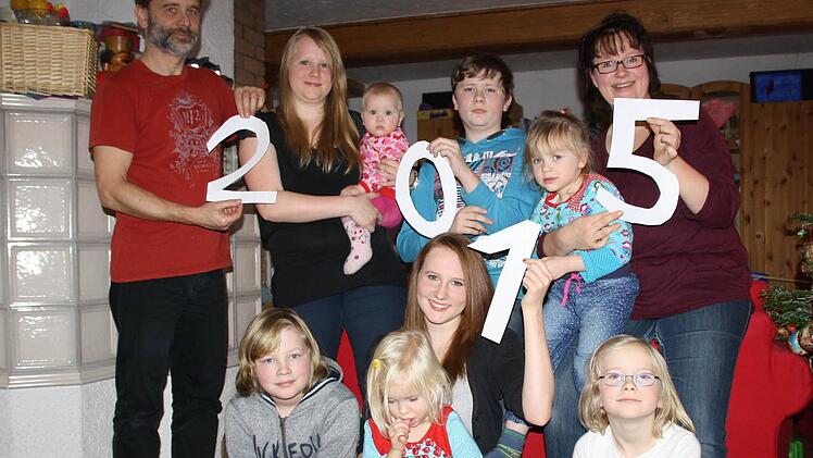 Anja (rechts) und Steffen (links) Schelauske sind zum ersten Mal mit acht Kindern in ein neues Jahr gestartet: 2014 kam die kleine Helene (3. von rechts) bei einer Hausgeburt zur Welt, zudem gehören zur Familie (hinten, von links) Jenny, Tobias und Merle sowie (vorne) Max, Greta, Sophia und Fiona. Foto: Ralf Ruppert
