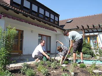 In der Thurnauer Außenwohngruppe wird gemeinsam angepackt: Unser Bild zeigt (von links) Erzieher Volkmar Schwob, Dustin Greensweight und Jesse Williams. Foto: Jürgen Gärtner
