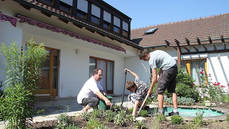 In der Thurnauer Außenwohngruppe wird gemeinsam angepackt: Unser Bild zeigt (von links) Erzieher Volkmar Schwob, Dustin Greensweight und Jesse Williams. Foto: Jürgen Gärtner