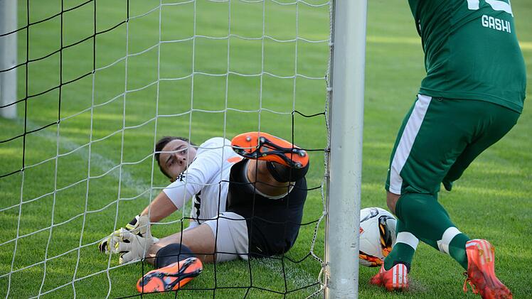 Die Entstehung des nicht gegebenen Neudrossenfelder Führungstores: Gashi scheitert zunächst an SSV-Keeper Eck. Foto: Alexander Muck
