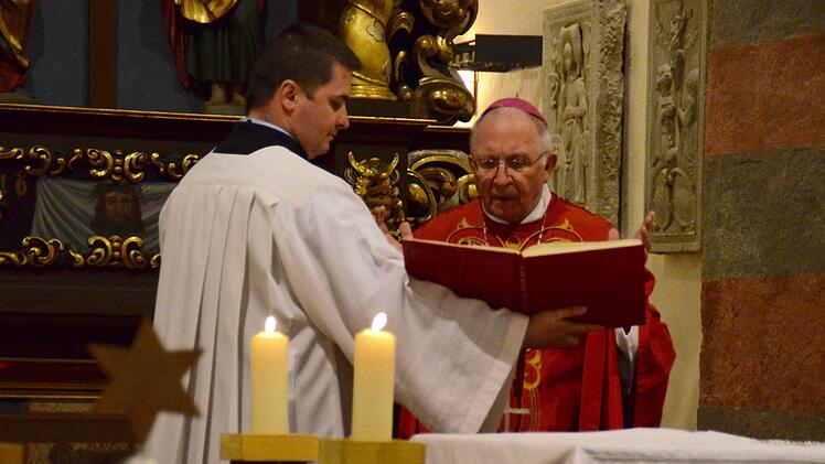 Weihbischof Ulrich Boom spricht im Gottesdienst einen Segen. Dafür hat er seine Mitra, die Bischofsmütze, gegen ein Pileolus, das sogenannte Scheitelkäppchen, ausgetauscht. Foto: Kathrin Kupka-Hahn