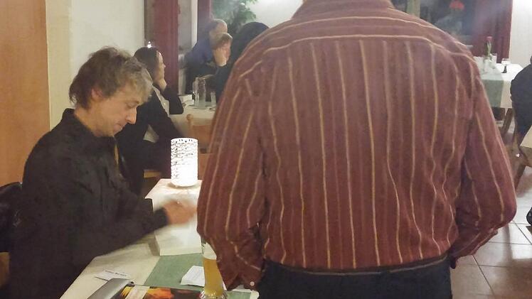 Volker Backert signiert ind en Frankenstuben.Foto: Leseinsel