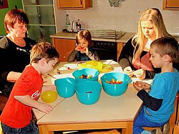 Das Auffädeln von Perlen erfordert Konzentration. Foto: Günther Geiling