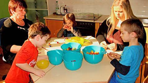 Das Auffädeln von Perlen erfordert Konzentration. Foto: Günther Geiling