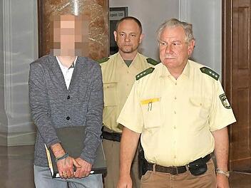 An den ersten drei Verhandlungstagen wurde Alexander L. in Fußfesseln vorgeführt. Am Dienstag durfte er den Gerichtssaal als freier Mann verlassen. In Untersuchungshaft muss er zunächst nicht mehr.  Foto: Matthias Hoch