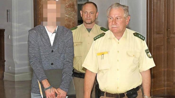 An den ersten drei Verhandlungstagen wurde Alexander L. in Fußfesseln vorgeführt. Am Dienstag durfte er den Gerichtssaal als freier Mann verlassen. In Untersuchungshaft muss er zunächst nicht mehr.  Foto: Matthias Hoch
