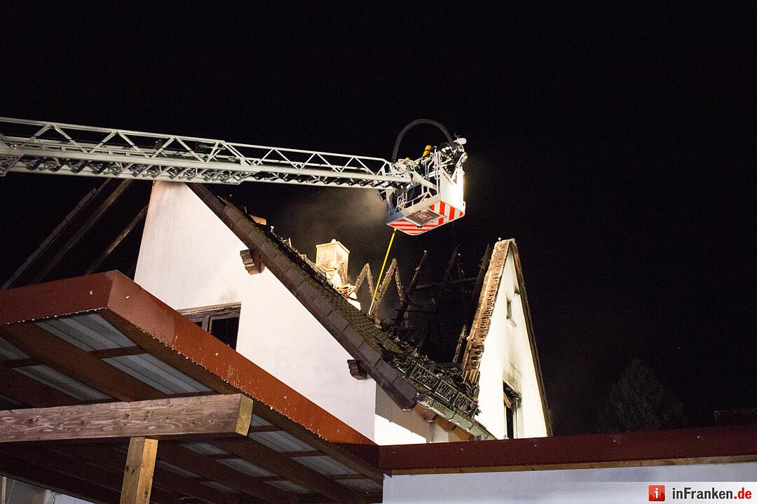 Wohnhaus wird durch Blitzschlag ein Raub der Flammen - Bewohner können sich rechtzeitig retten - Brand hält rund 100 Feuerwehrleute in Atem