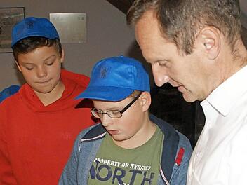 Konrad und Florian (von links) wünschen sich eine kleine Aufwertung für den Lembacher Spielplatz, am Ende der Jugend-Bürgerversammlung hatten sie eine Skizze für Bürgermeister Michael Ziegler. Foto: Sabine Weinbeer