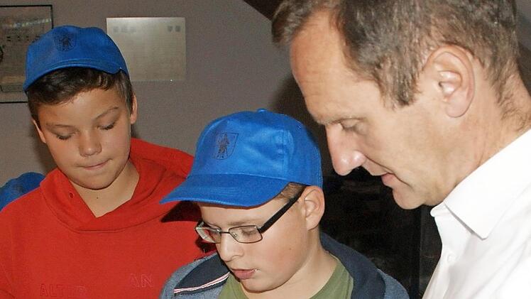 Konrad und Florian (von links) wünschen sich eine kleine Aufwertung für den Lembacher Spielplatz, am Ende der Jugend-Bürgerversammlung hatten sie eine Skizze für Bürgermeister Michael Ziegler. Foto: Sabine Weinbeer
