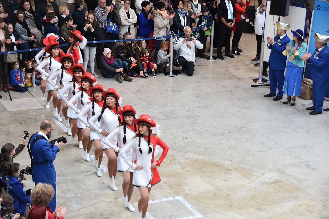 Fasching: Traditioneller Prinzenflug am Nürnberger Flughafen