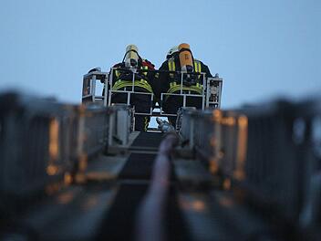 Nur mit speziellem Gerät gelang es der Feuerwehr am Samstag, die Frau vor den Flammen zu retten. Auch ihr Ehemann und ein Feuerwehrmann wurden verletzt. Symbolbild: News5 / Herse
