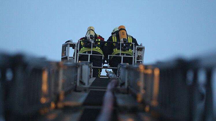 Nur mit speziellem Gerät gelang es der Feuerwehr am Samstag, die Frau vor den Flammen zu retten. Auch ihr Ehemann und ein Feuerwehrmann wurden verletzt. Symbolbild: News5 / Herse
