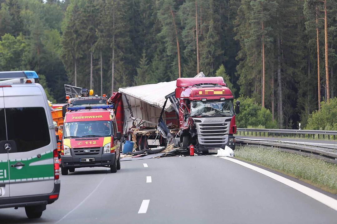 Lkw-Unfall auf A93: Stahlplatten fliegen vom Sattelzug