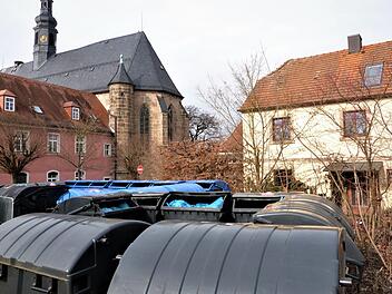 In unmittelbarer Nähe der Stiftskirche stehen seit geraumer Zeit 25 Müllgroßbehälter der Himmelkroner Heime. Werner Reißaus