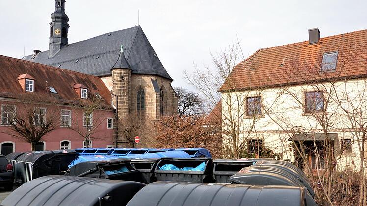 In unmittelbarer Nähe der Stiftskirche stehen seit geraumer Zeit 25 Müllgroßbehälter der Himmelkroner Heime. Werner Reißaus