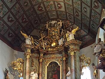 Die Marienkapelle Ebermannstadt mit barockem Hochaltar und der äußerst seltenen Deckengestaltung aus der Renaissancemode, die erst bei einer Restaurierung 1979 zum Vorschein kam. Ebermannstadt ist Verwaltungssitz des neuen Seelsorgebereichs Fränkische Schweiz. Foto: Eduard Nöth
