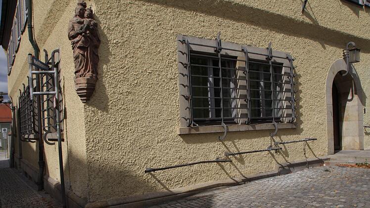 Stadt-Eigentum in Höchstadt  ist  unter anderem die  leerstehende Post am Marktplatz. Foto: Christian Bauriedel