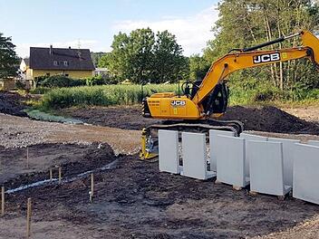 Die Arbeiten am Badweiher haben begonnen. Zunächst wird das Ufer entlang der Staatsstraße neu befestigt.    Foto: Richard Sänger