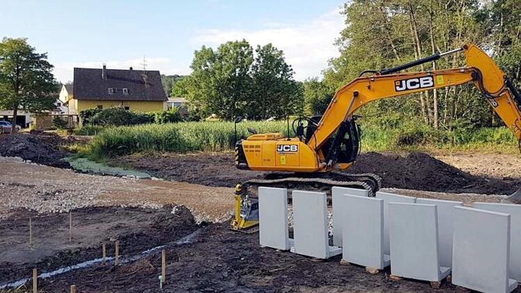 Die Arbeiten am Badweiher haben begonnen. Zunächst wird das Ufer entlang der Staatsstraße neu befestigt.    Foto: Richard Sänger