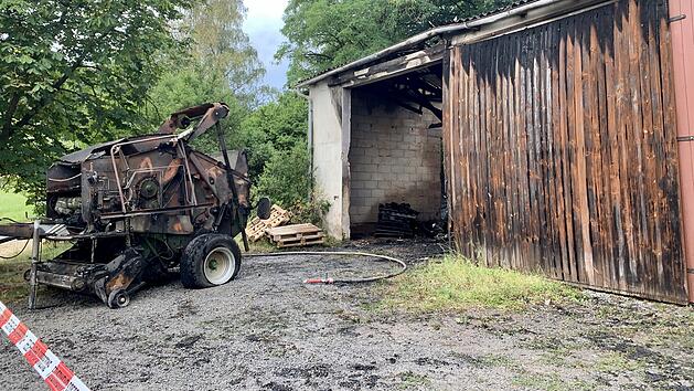 In Hohenroth geriet eine Lagerhalle mit Heu in Brand sowie eine Heuballenmaschine, die darin abgestellt war.