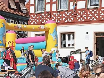 Zum Kindernachmittag mit buntem Programm sind viele Familien auf den Burgkunstadt Marktplatz gekommen.