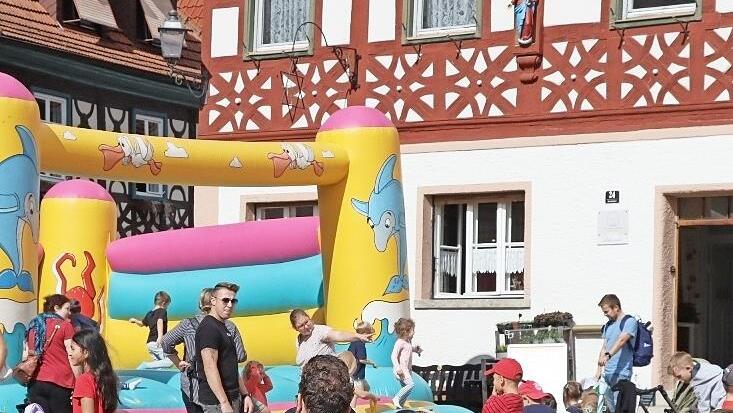Zum Kindernachmittag mit buntem Programm sind viele Familien auf den Burgkunstadt Marktplatz gekommen.