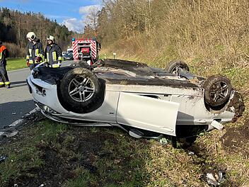 Schwerer Unfall bei Rugendorf: 21-Jährige fährt in Gegenverkehr - Unfallgegnerin überschlägt sich