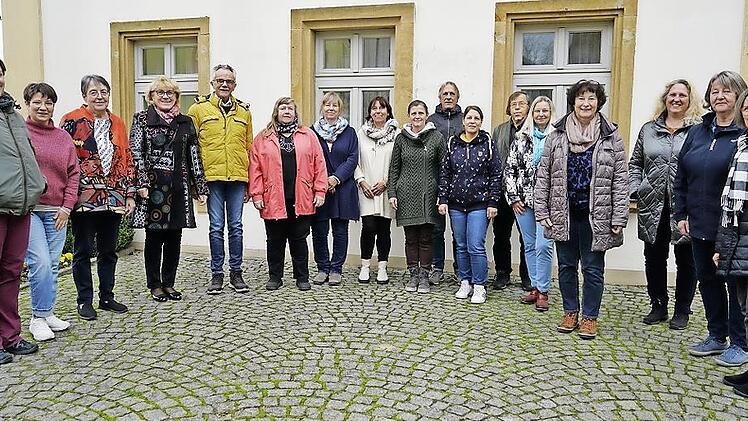 Die Projektleiterin Irmgard Ginzel (3. v. l.) freut sich mit den neuen Ehrenamtlichen.