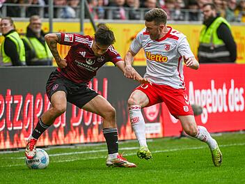 Überraschende Wende: 1. FC Nürnberg unterliegt Jahn Regensburg - auch wegen Eigentor