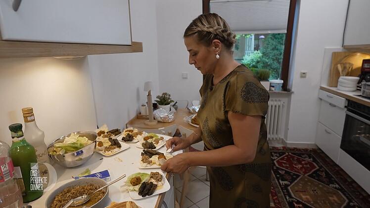 Auf den kleinen Tellern sieht die Vorspeise gleich noch viel mehr aus.