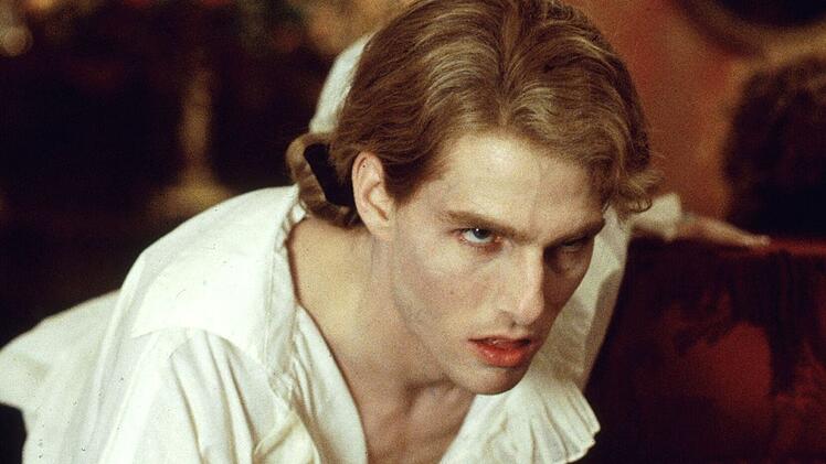Vampir Lestat (Tom Cruise) liebt kreolisches Blut. Noch flie&szlig;t es in den Adern seines ahnungslosen Opfers (Indra Ove) ...
